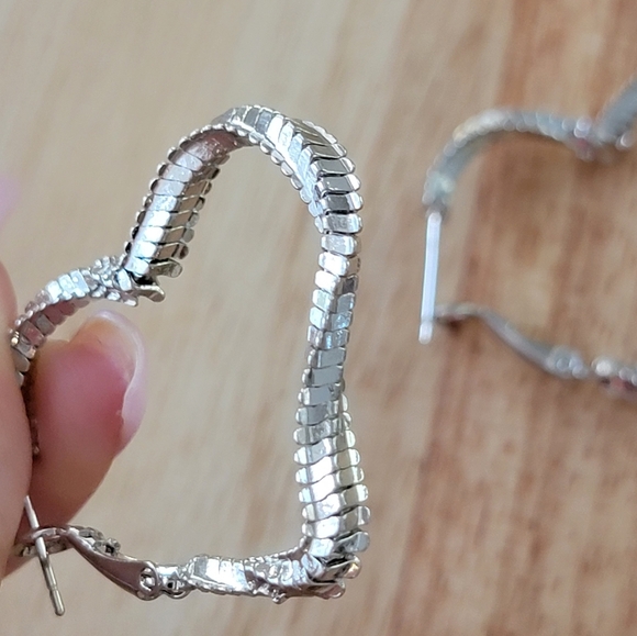 18k White Gold Plated Twisted Heart Earrings NEW - Picture 2 of 5